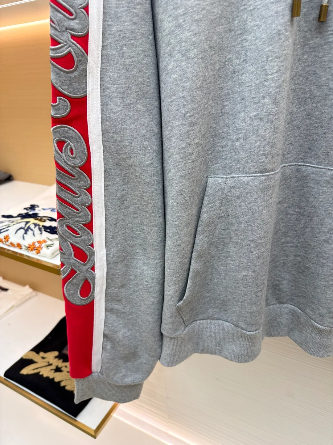 LOUIS VUITTON SKI ski series color-blocked hooded sweatshirt ●Original version: purchased and developed by 14180 ●Item number: 1681688-A95 ●Fabric: cotton fabric ●Technology: embroidery production ●Color: red, white and gray ●Version: fitted version ●Weight: about 725 grams ●Size: S-M-L-XL ●Description: This hooded sweatshirt is made of high-density cotton blend fabric and has been pre-shrunk to ensure it is not easily deformed after wearing. The main body of the shirt is gray, and the sleeves are spliced ​​with red and white webbing to create a sharp contrast. The LV logo on the chest adopts three-dimensional embroidery technology, with fine stitching and strong three-dimensional effect. The letter patterns on the sleeves also use embroidery technology, with smooth lines and rich layering. The hooded design is equipped with a drawstring with metal decoration at the end, which is both beautiful and practical. There are kangaroo pockets on both sides of the body for easy placement of small items. The cuffs and hem are ribbed to increase wearing comfort while effectively preventing wind. The overall cut is loose and suitable for a variety of body types. All sutures are made of high-strength polyester threads, which have been tested many times to ensure that they will not open during long-term wear. The overall wiring is straight and delicate, the fabric is comfortable and soft, and the color is consistent without color difference. It can be matched with the same style to create a fashionable look and control various occasions. Customized accessories, complete with three standards, same style for men and women!